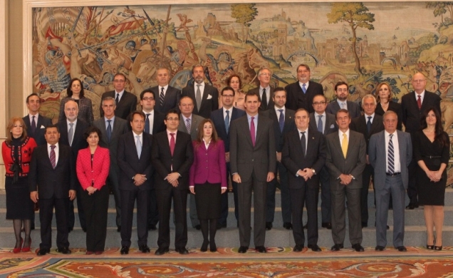 Fotografía de grupo de Su Alteza Real el Príncipe de Asturias con una representación de la Asociación Española de Representantes de Banca Extranjera (